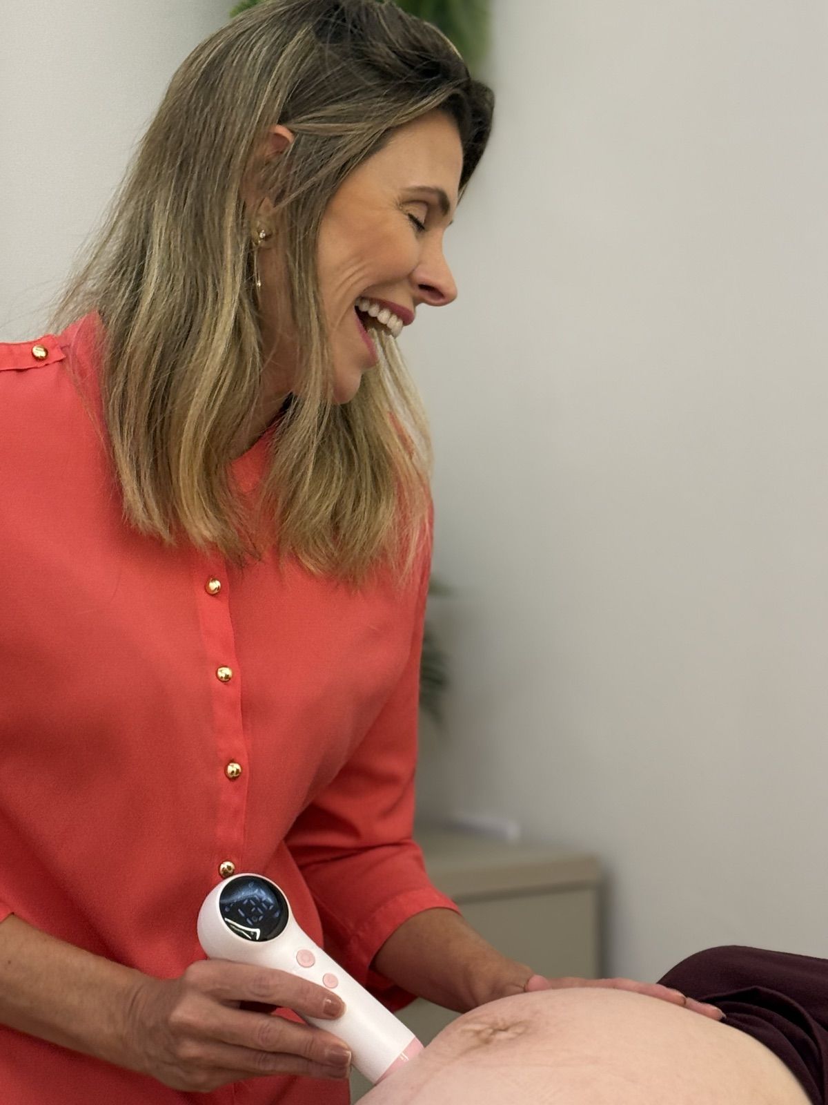 Dra. Tatielle Lemos em consulta de pré-natal no consultório