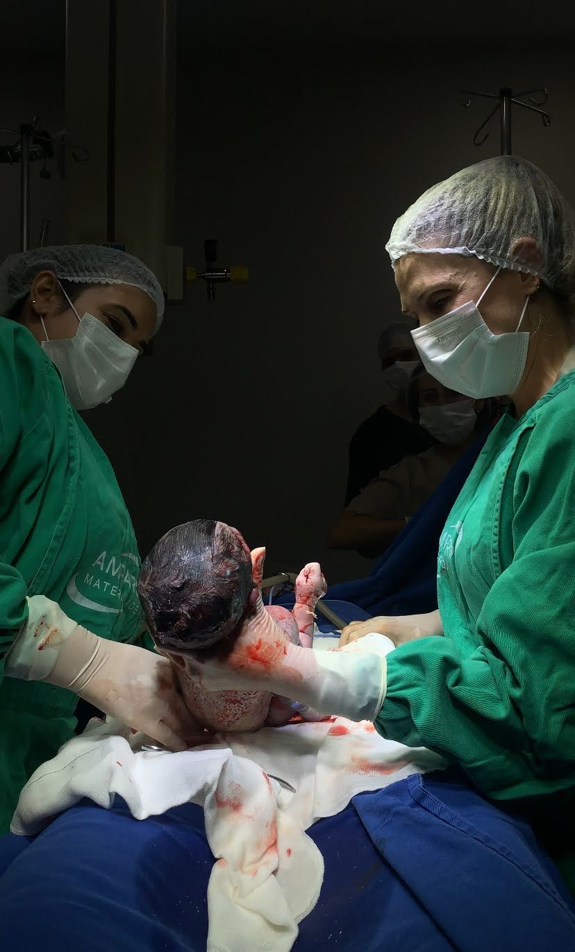Dra. Tatielle Lemos realizando um parto